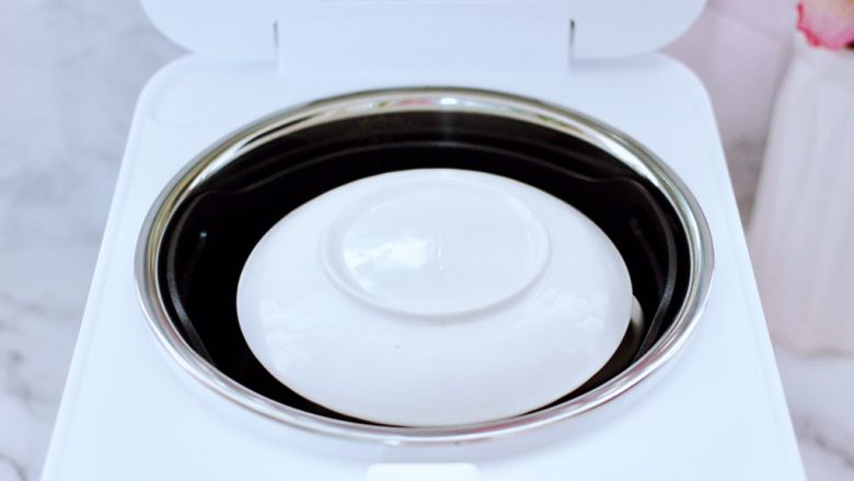 鲍鱼鹅蛋羹,蛋液上盖上盖子，这样蛋液在蒸制的过程中就不会流入锅中的蒸汽水，受热也会非常均匀。