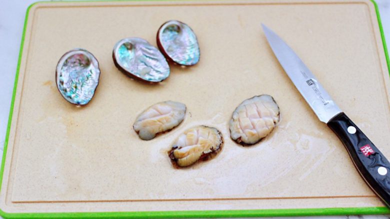 鲍鱼鹅蛋羹,洗净的鲍鱼改一下花刀，这样更容易入味，把鲍鱼壳也清洗干净，留着最后摆盘用。