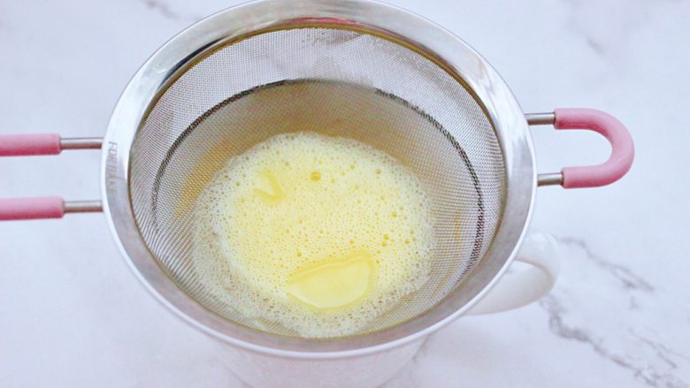 鲍鱼鹅蛋羹,把搅打好的蛋液过一下细筛，这样蒸出来的蛋羹口感会更加细腻光滑好吃。