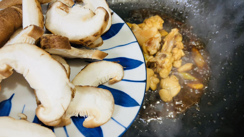 小鸡炖蘑菇粉条,放入香菇