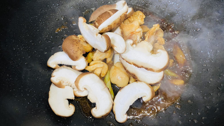 小鸡炖蘑菇粉条,翻炒一下