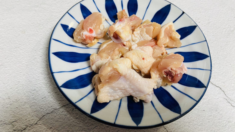 小鸡炖蘑菇粉条,鸡腿洗净切块