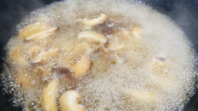 小鸡炖蘑菇粉条,加入适量的热水大火烧开