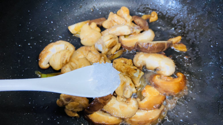 小鸡炖蘑菇粉条,加入1小茶匙盐翻炒均匀