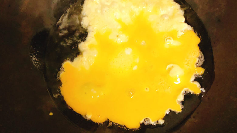 菠萝鸡丁炒饭,先把鸡蛋煎好