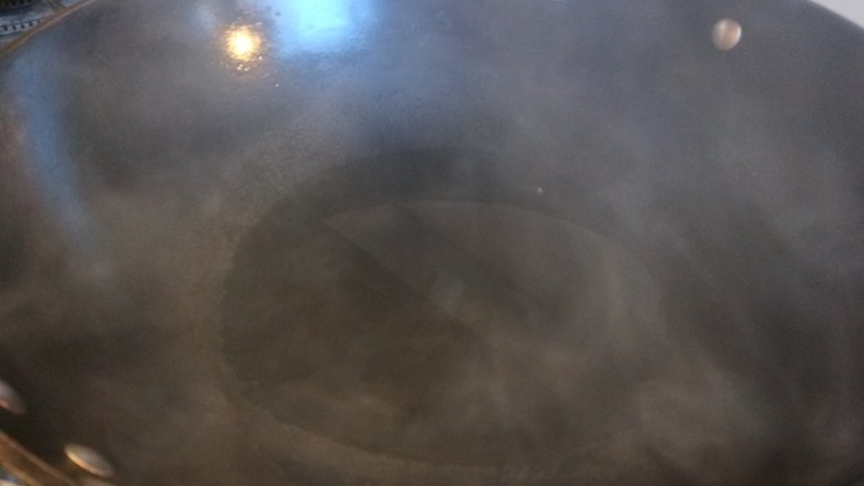 香辣海带丝,锅中倒入适量油烧冒烟。