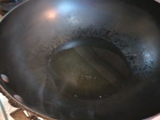 彩色水饺,锅中倒入适量油烧热。