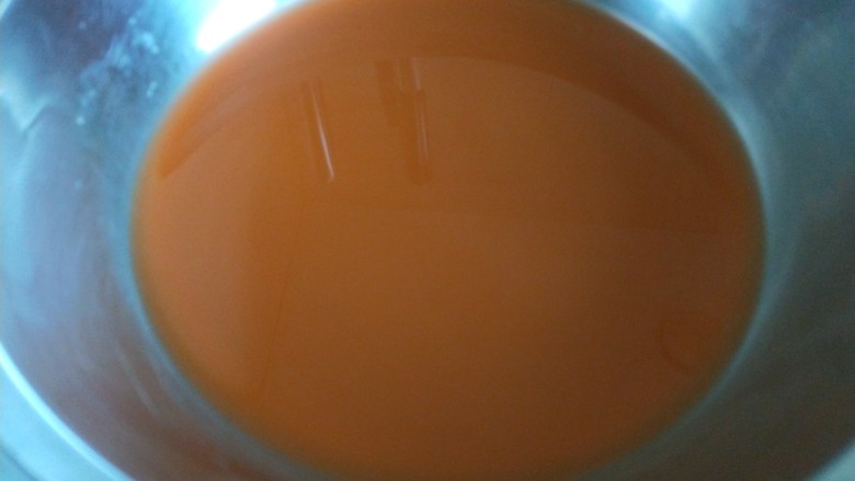 彩色水饺,挤出胡萝卜汁。