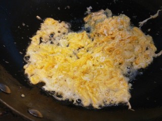 彩色水饺,倒入蛋液搅拌成碎。