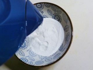 奶香南瓜粥,糯米粉倒入3汤匙纯净水
