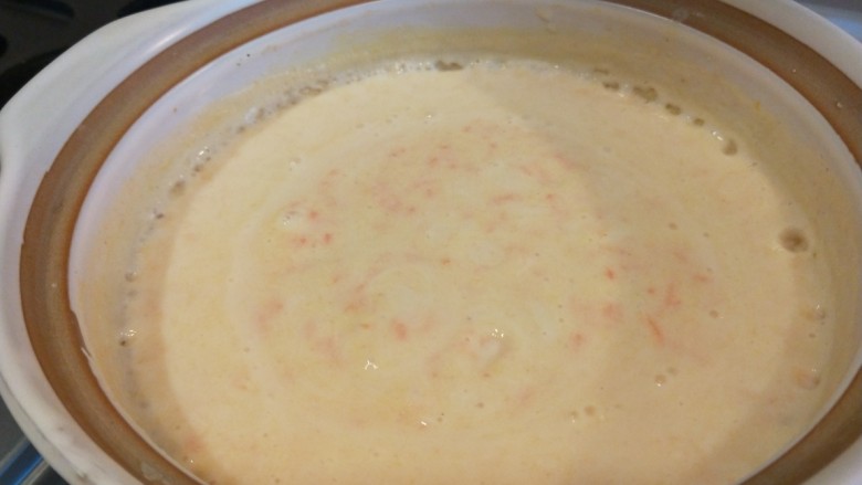 奶香南瓜粥,倒入锅中煮熟。