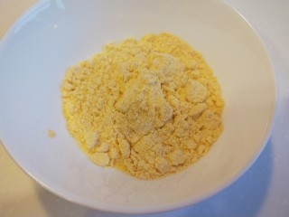 奶香南瓜粥,糯米粉，我的是黄糯米粉冷水调成糊。