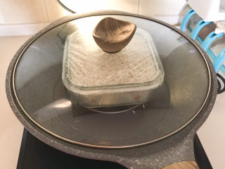南瓜糯米糕,把玻璃碗放入锅中，一定要加足水，大火烧开后小火慢蒸90分钟