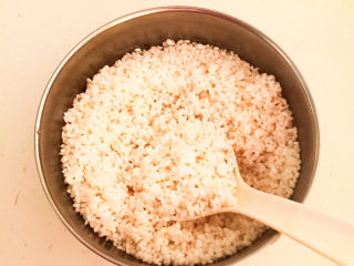 南瓜糯米糕,糯米吸足了水份，用手很轻松就能碾碎，加入白糖拌匀