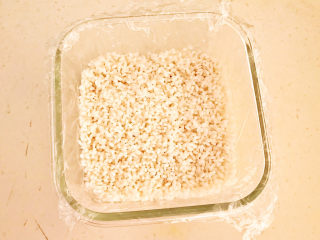 南瓜糯米糕,铺上一层泡发好的糯米，大约1㎝的厚度