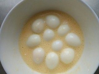 创意鹌鹑蛋,在蛋液里浸泡一会