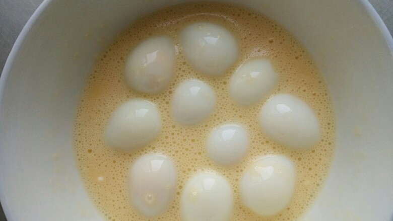创意鹌鹑蛋,在蛋液里浸泡一会