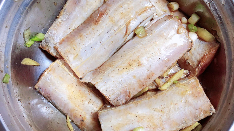 炸酥带鱼,将带鱼搅拌均匀，腌制30分钟。