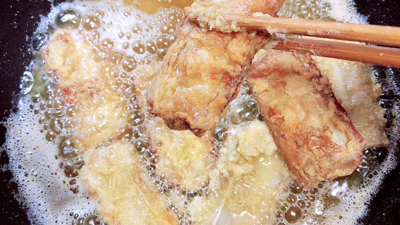 炸酥带鱼,中小火炸至金黄色，即可一个个的淋油出锅了。
