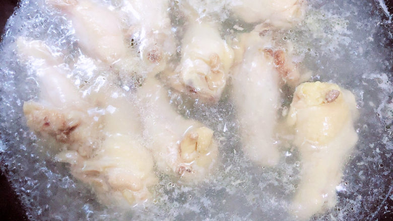 红烧土豆鸡块,锅中烧开水，放入鸡翅根煮去血水。