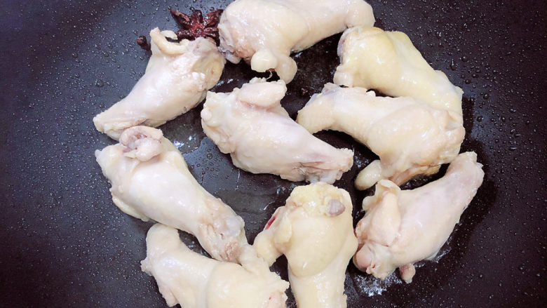 红烧土豆鸡块,放入鸡翅根翻炒均匀。