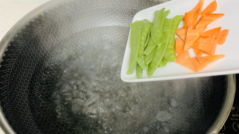 清炒山药木耳,锅中烧水，水开下入荷兰豆、胡萝卜汆水1分钟，捞出放入凉水盘中备用。