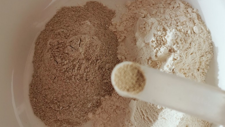 黑麦馒头,两种面粉倒入盘中  放入酵母粉