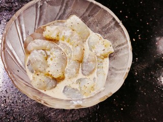 虾仁西蓝花,剥去外壳，放入盐，鸡精，黑胡椒，玉米淀粉和料酒搅拌均匀后腌制10分钟入味