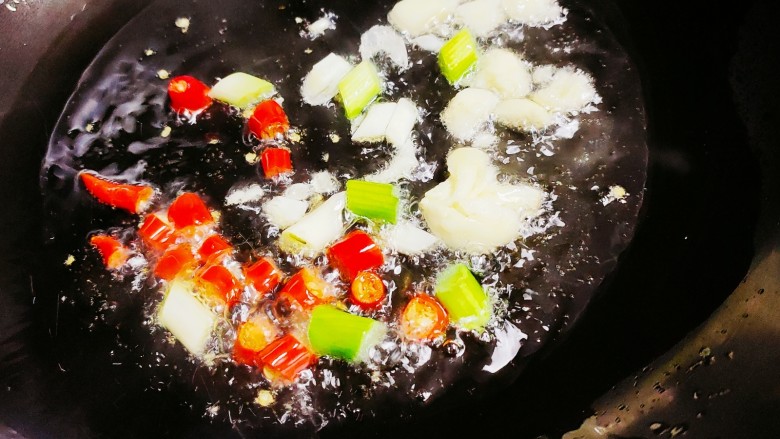 虾仁西蓝花,另起锅，油热后加入蒜，葱段，小米椒翻炒出香