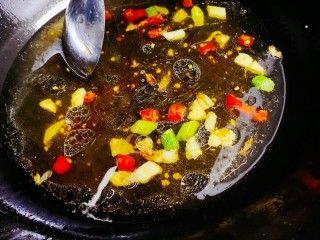 虾仁西蓝花,锅中加入，倒入蚝油，玉米淀粉，大火烧出粘稠状汤汁
