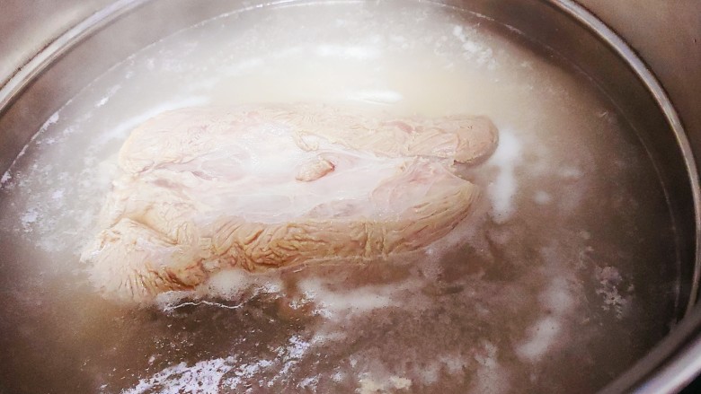 五香酱牛肉,锅中放水，凉水放牛肉，沸腾5分钟后捞起备用