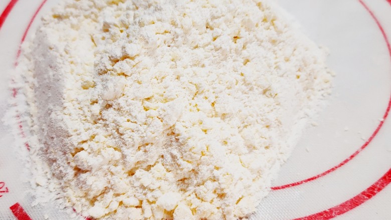酥皮泡芙,用刮刀将面粉，糖粉，黄油混合一起