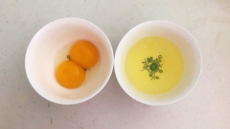 老坛酸菜鱼,鸡蛋打入碗里，蛋清分离出来备用