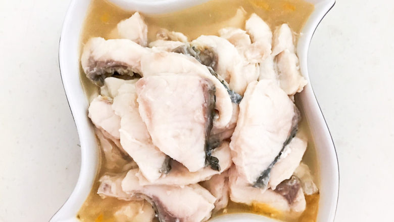 老坛酸菜鱼,把煮好的鱼片捞出来放入老坛酸菜汤汁里面