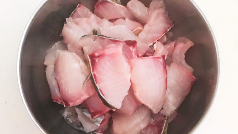 老坛酸菜鱼,把切好的鱼肉放入大碗里