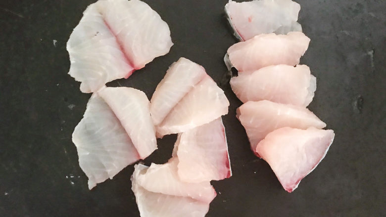 老坛酸菜鱼,把鱼肉切成2连片