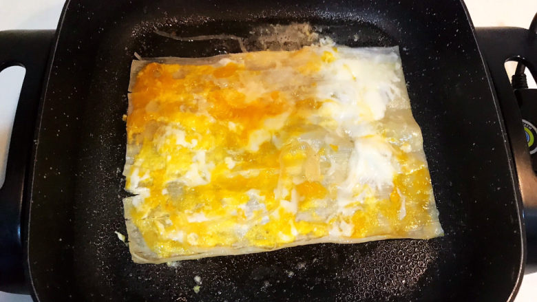 东北烤冷面,煎至鸡蛋液凝固