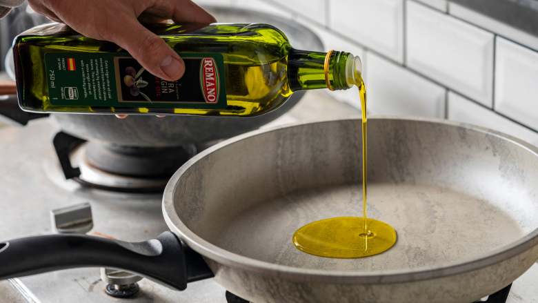 白露柠香三文鱼，给生活添些情调！,另起煎锅，倒入橄榄油。