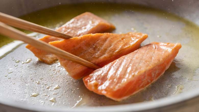 白露柠香三文鱼，给生活添些情调！,把腌好的三文鱼块小火煎熟。