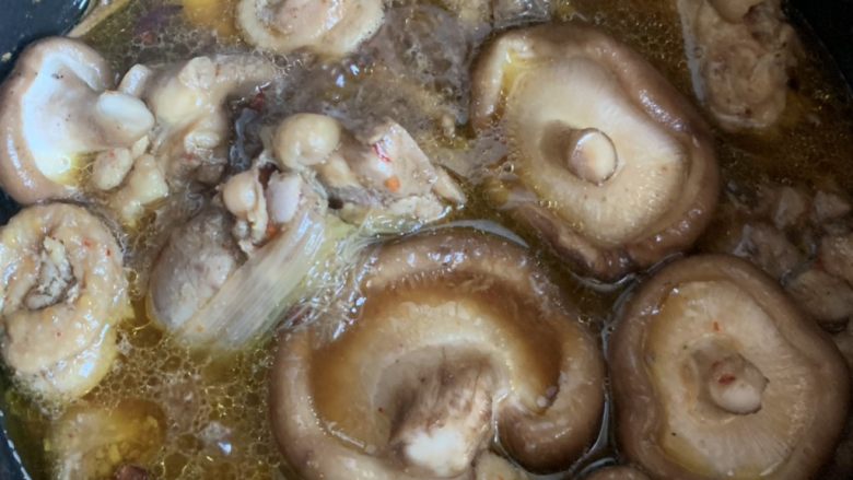 小鸡炖蘑菇粉条,放一点热水