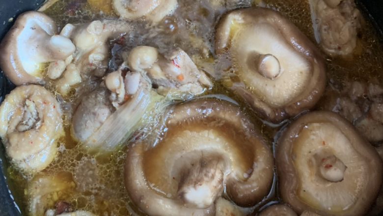 小鸡炖蘑菇粉条,煮开