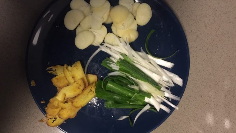 海椒干煸鸡翅,姜、蒜切片，葱先切段再切成丝备用