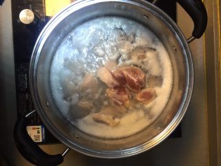 海椒干煸鸡翅,鸡翅切块后先焯水