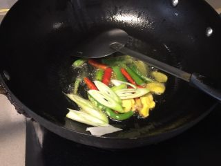 海椒干煸鸡翅,再加入葱段炒匀