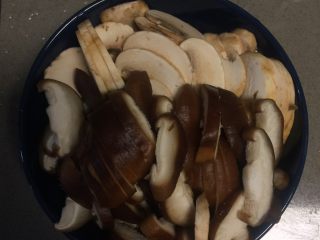 海椒干煸鸡翅,期间香菇和磨菇洗净切片备用