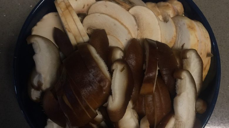 海椒干煸鸡翅,期间香菇和磨菇洗净切片备用