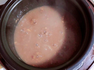 腊八粥,选择开盖收汁按键，继续熬煮10分钟，一分钟搅拌一下，避免糊底。