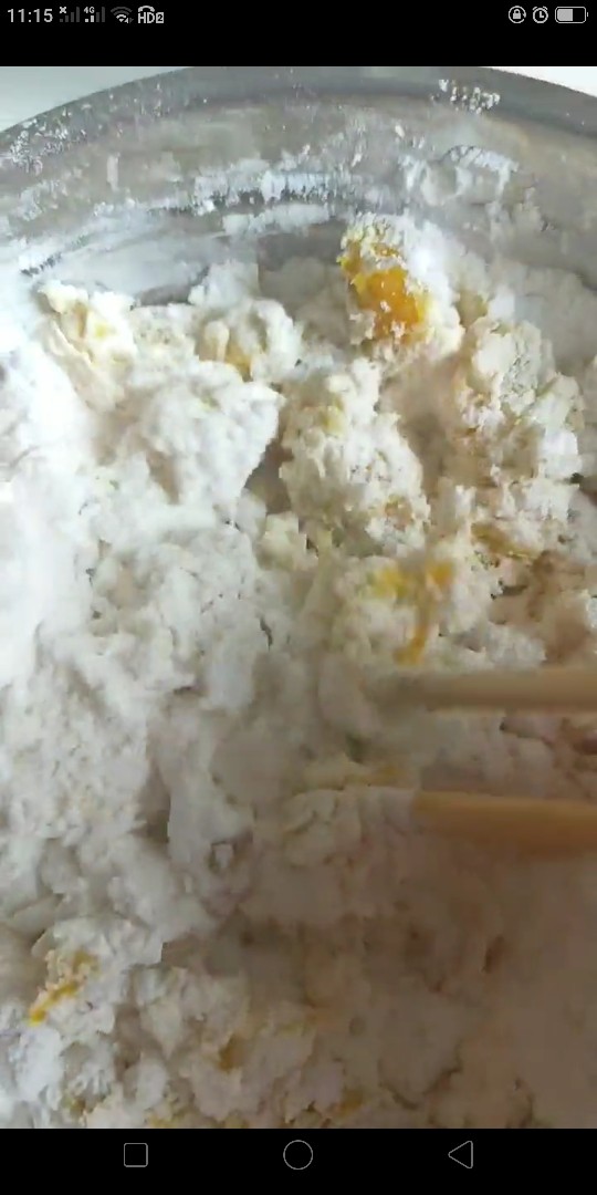 南瓜糯米糕,先用筷子搅拌均匀。