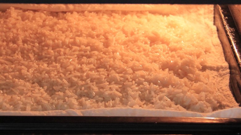 香糯可口八宝饭, 待糯米呈透亮状时，用喷洒在表面喷一些水，使米粒湿润即可，这样可以使米更软糯且均匀，然后继续蒸约10分钟。