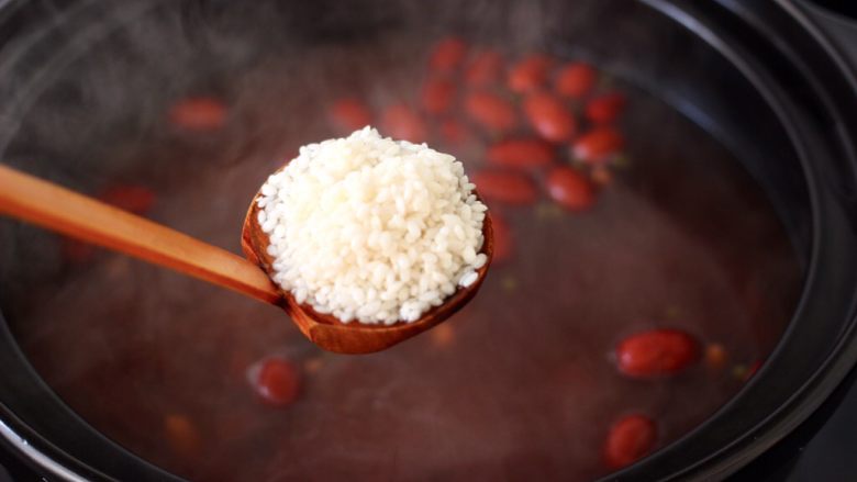 红糖腊八粥,这个时候就可以在沙锅里加入洗净的糯米和粳米。